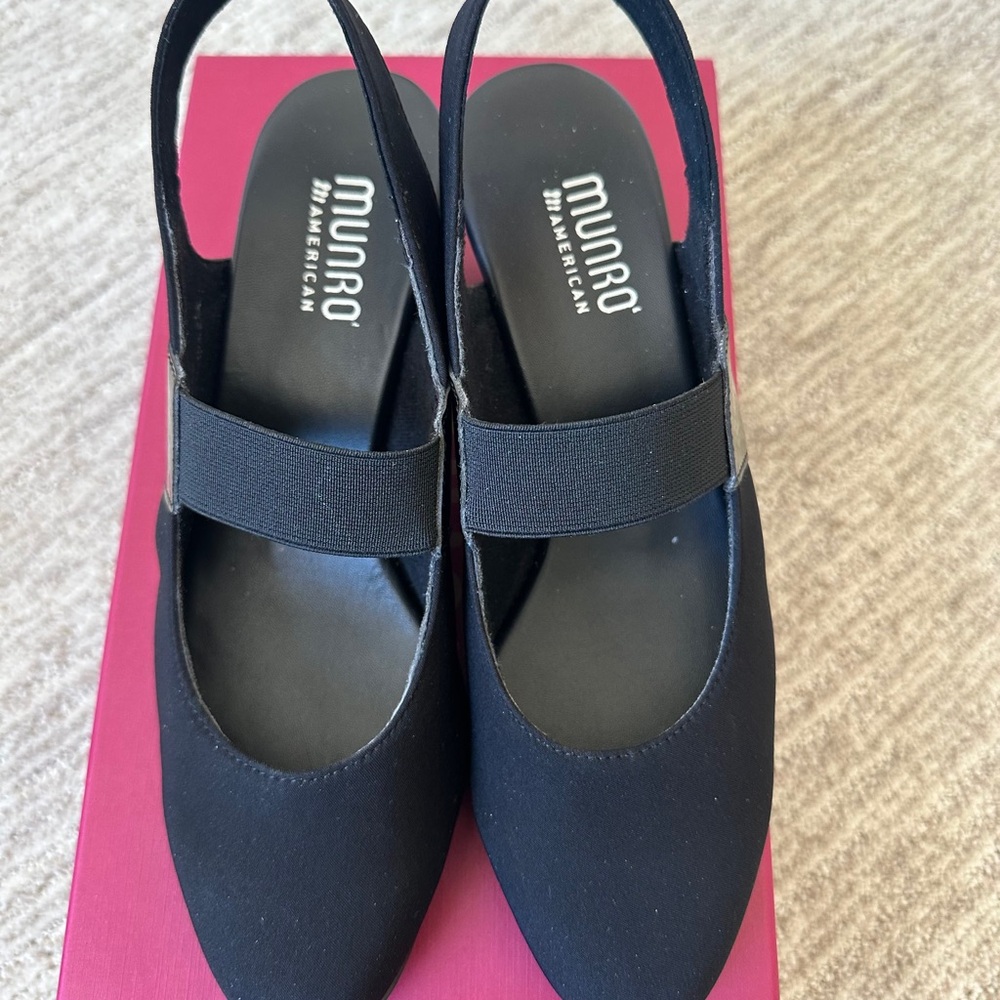 Munro Black Sandals with Elastic Strap and Flat Sole